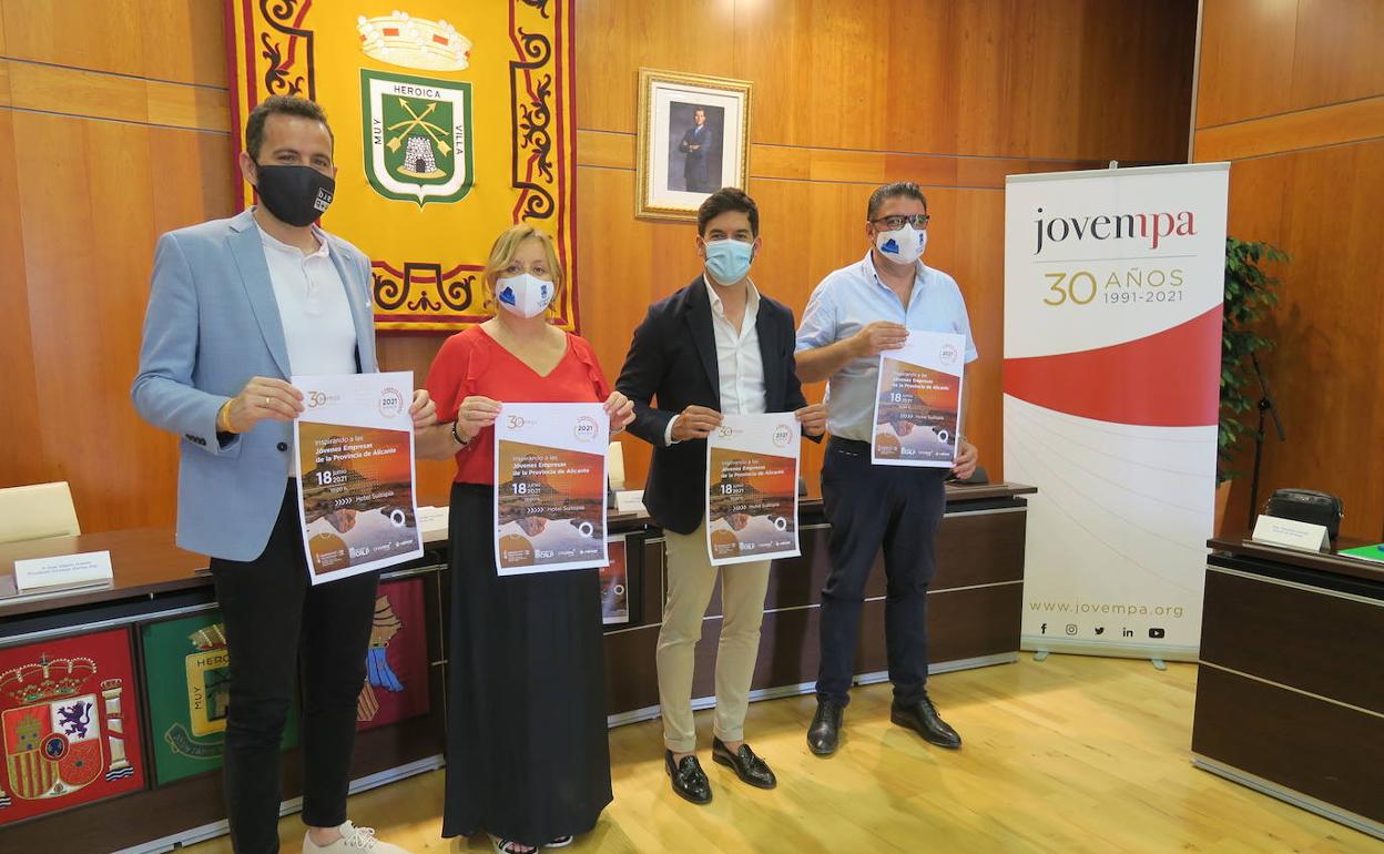 La alcaldesa de Calp y el concejal de Comercio con los presidentes de Jovempa. 