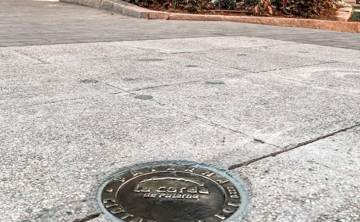 Una de las placas instaladas en la calle Mayor, junto a la estatua del tirador. 