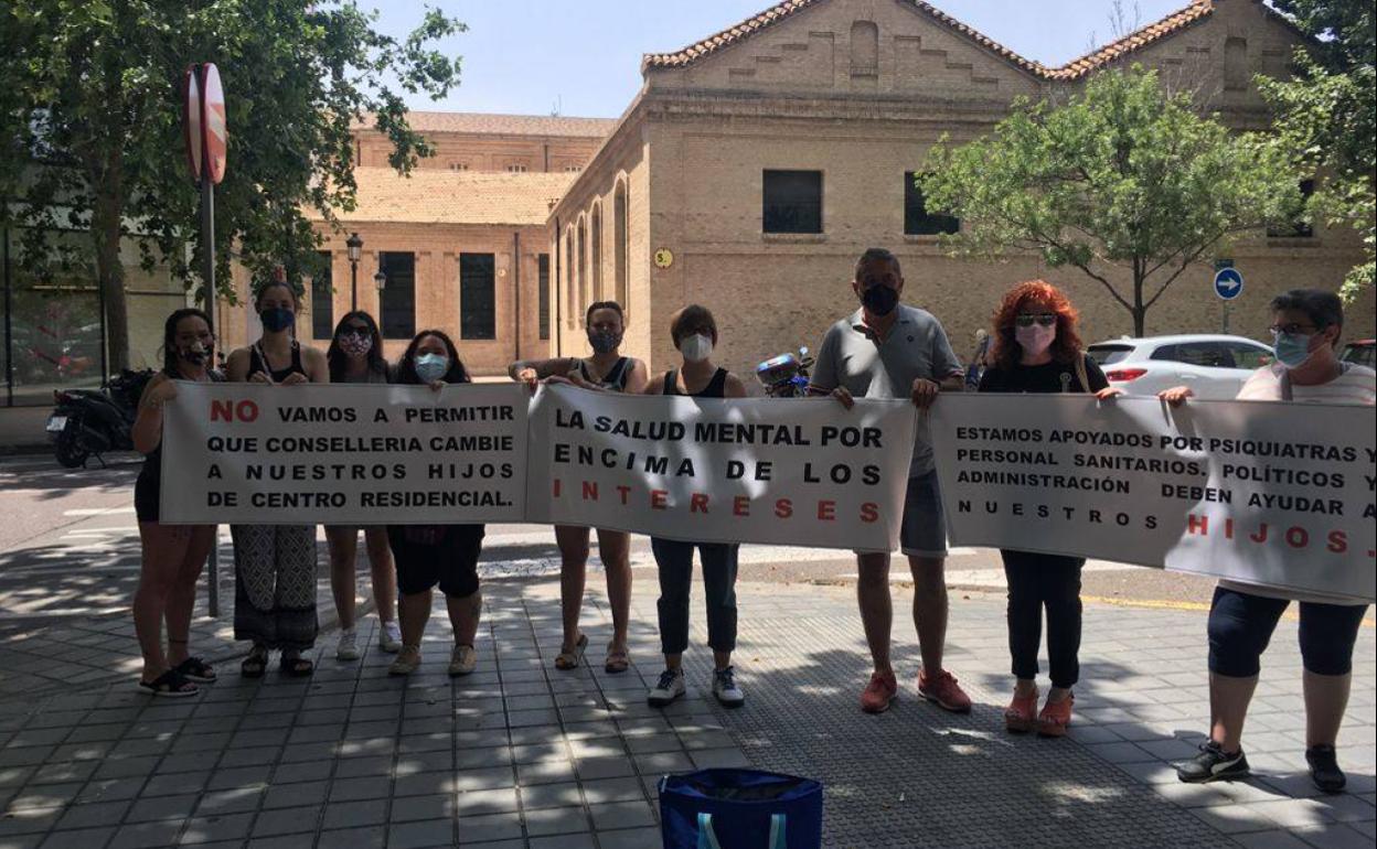 Protesta efectuada ayer por los padres. 