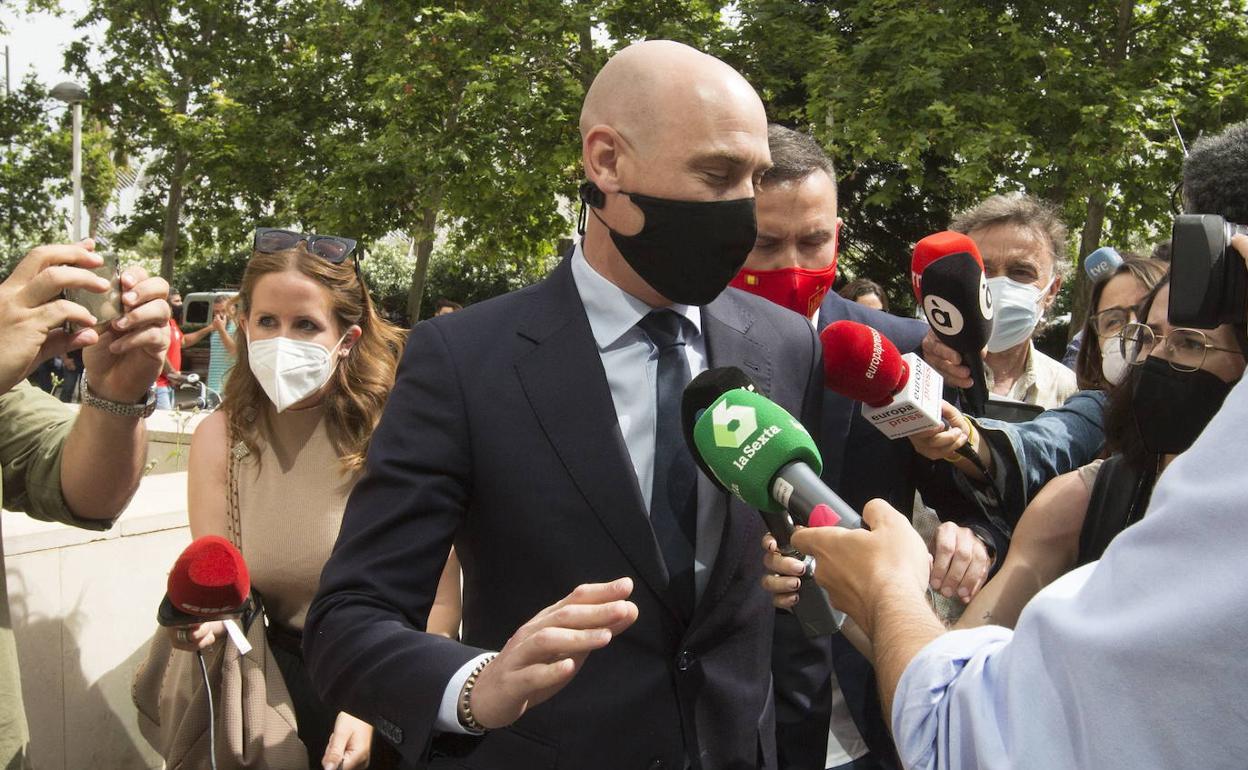 Juicio a Luis Rubiales | Luis Rubiales: «Mis tres hijas menores de edad y yo hemos sido víctimas de acoso de esta señora»