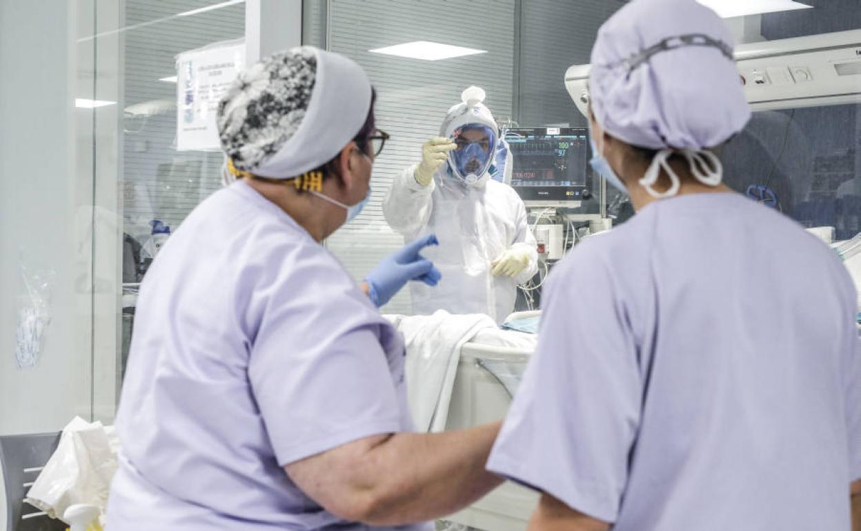 Atención en la UCI del Hospital Arnau de Vilanova de Valencia.