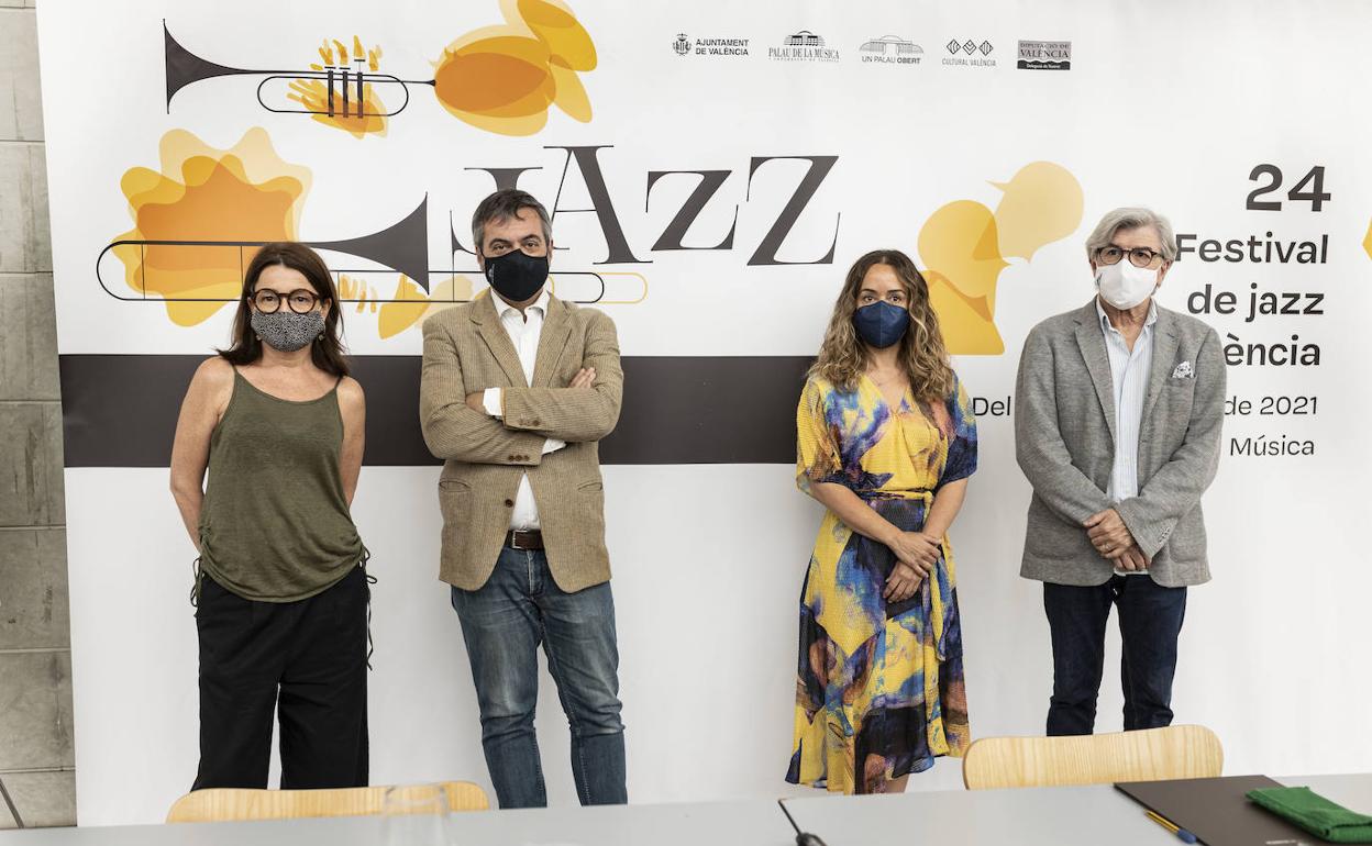 La diseñadora del cartel de esta edición, Virginia Lorente, el coordinador de la cita, Enrique Monfort, la presidenta del Palau, Glòria Tello y el director del auditorio, Vicent Ros, ayer, en la presentación. 