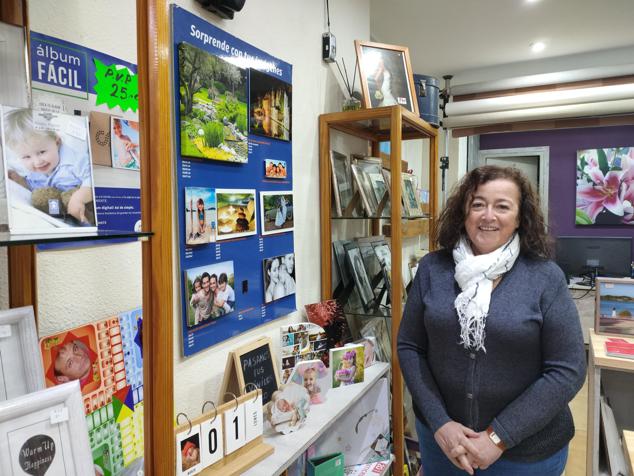 Beatriz Server es fotógrafa y dueña de 7A Estudio, en el barrio de Albors, desde hace diecinueve años. La pandemia ha causado un sorprendente aumento de demanda, pues más personas piden revelar fotografías. Observa que, aunque en Albors vivan estudiantes de alquiler, la mayoría han escogido no regresar en los últimos meses. “Hay mucha zona de estudiantes, pero con lo del confinamiento se ha perdido mucho”, nota.