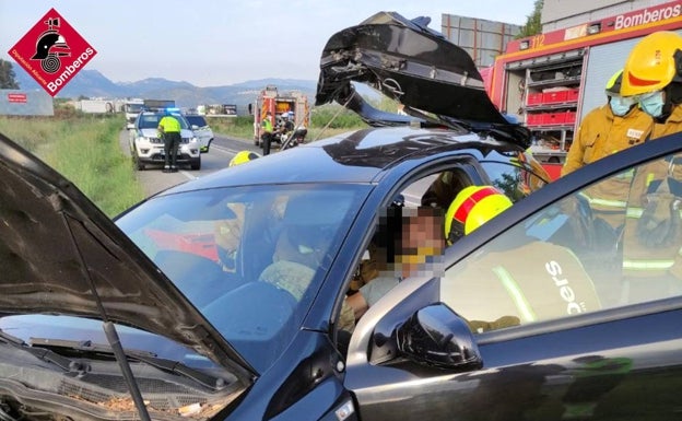 Uno de los conductores ha necesitado ayuda de los bomberos para salir de su coche. 