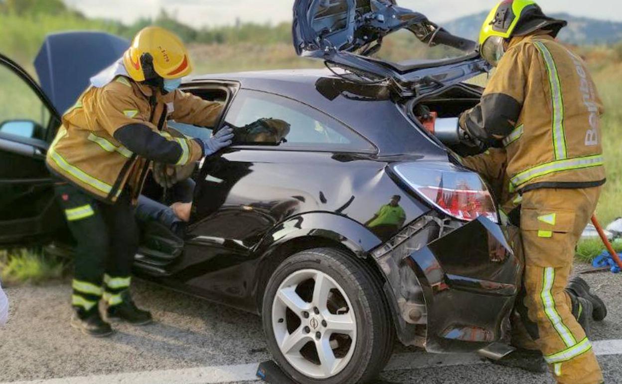 Intervención de los bomberos tras el accidente de este miércoles en Ondara. 