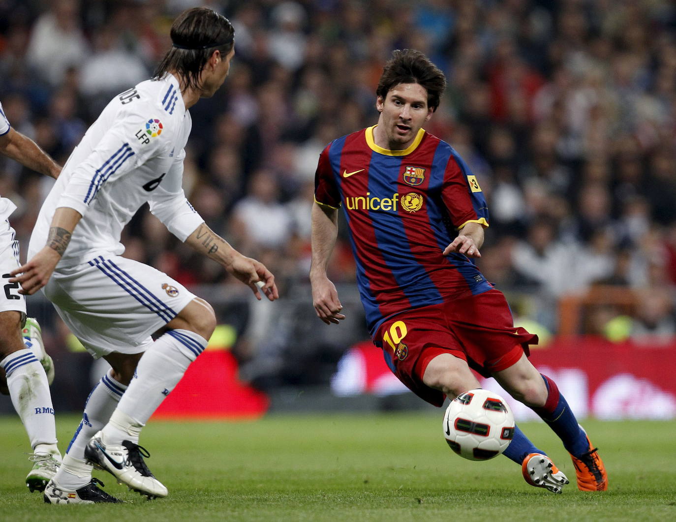 Año 2011. Leo Messi, futbolista del FC Barcelona, trata de desbordar a Sergio Ramos, durante un partido de Liga en el Santiago Bernabéu.