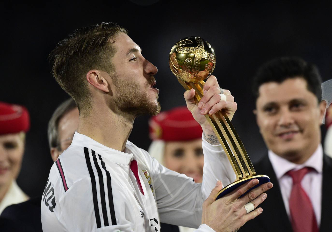 Año 2014. Sergio Ramos posa con el trofeo que acredita a su equipo como campeón del Mundial de Clubes.