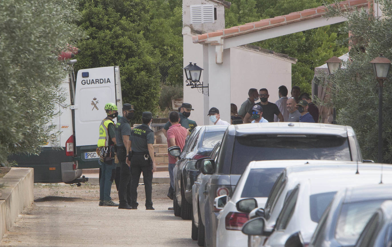 Los investigadores han trasladado al sospechoso a la parcela y han inspeccionado el terreno con perros adiestrados y un georradar en la búsqueda de restos cadavéricos, que finalmente han encontrado en un pozo dentro de la finca familiar del detenido.
