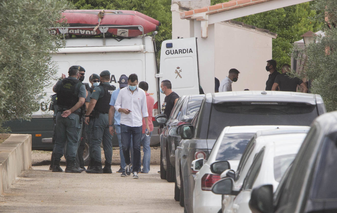 Los investigadores han trasladado al sospechoso a la parcela y han inspeccionado el terreno con perros adiestrados y un georradar en la búsqueda de restos cadavéricos, que finalmente han encontrado en un pozo dentro de la finca familiar del detenido.