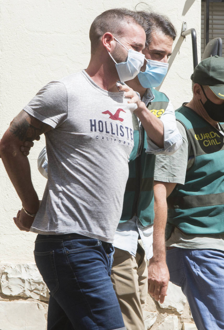 Los investigadores han trasladado al sospechoso a la parcela y han inspeccionado el terreno con perros adiestrados y un georradar en la búsqueda de restos cadavéricos, que finalmente han encontrado en un pozo dentro de la finca familiar del detenido.