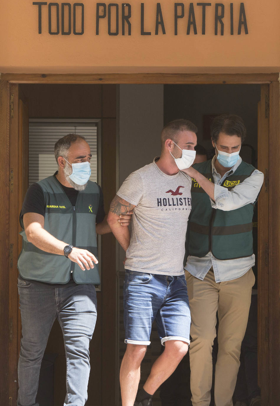 Los investigadores han trasladado al sospechoso a la parcela y han inspeccionado el terreno con perros adiestrados y un georradar en la búsqueda de restos cadavéricos, que finalmente han encontrado en un pozo dentro de la finca familiar del detenido.
