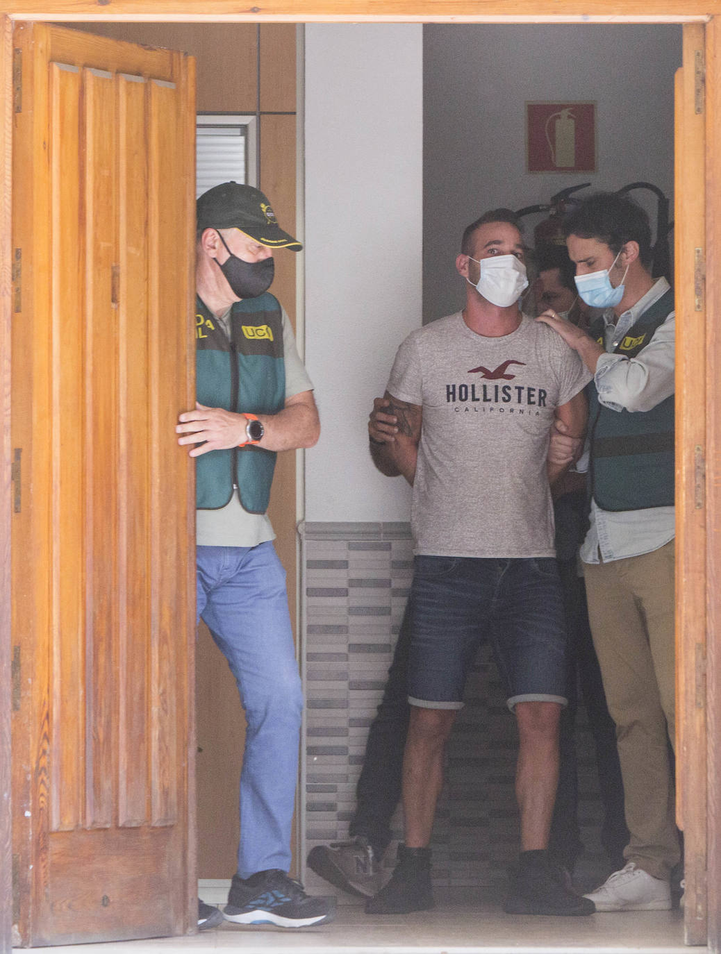 Los investigadores han trasladado al sospechoso a la parcela y han inspeccionado el terreno con perros adiestrados y un georradar en la búsqueda de restos cadavéricos, que finalmente han encontrado en un pozo dentro de la finca familiar del detenido.
