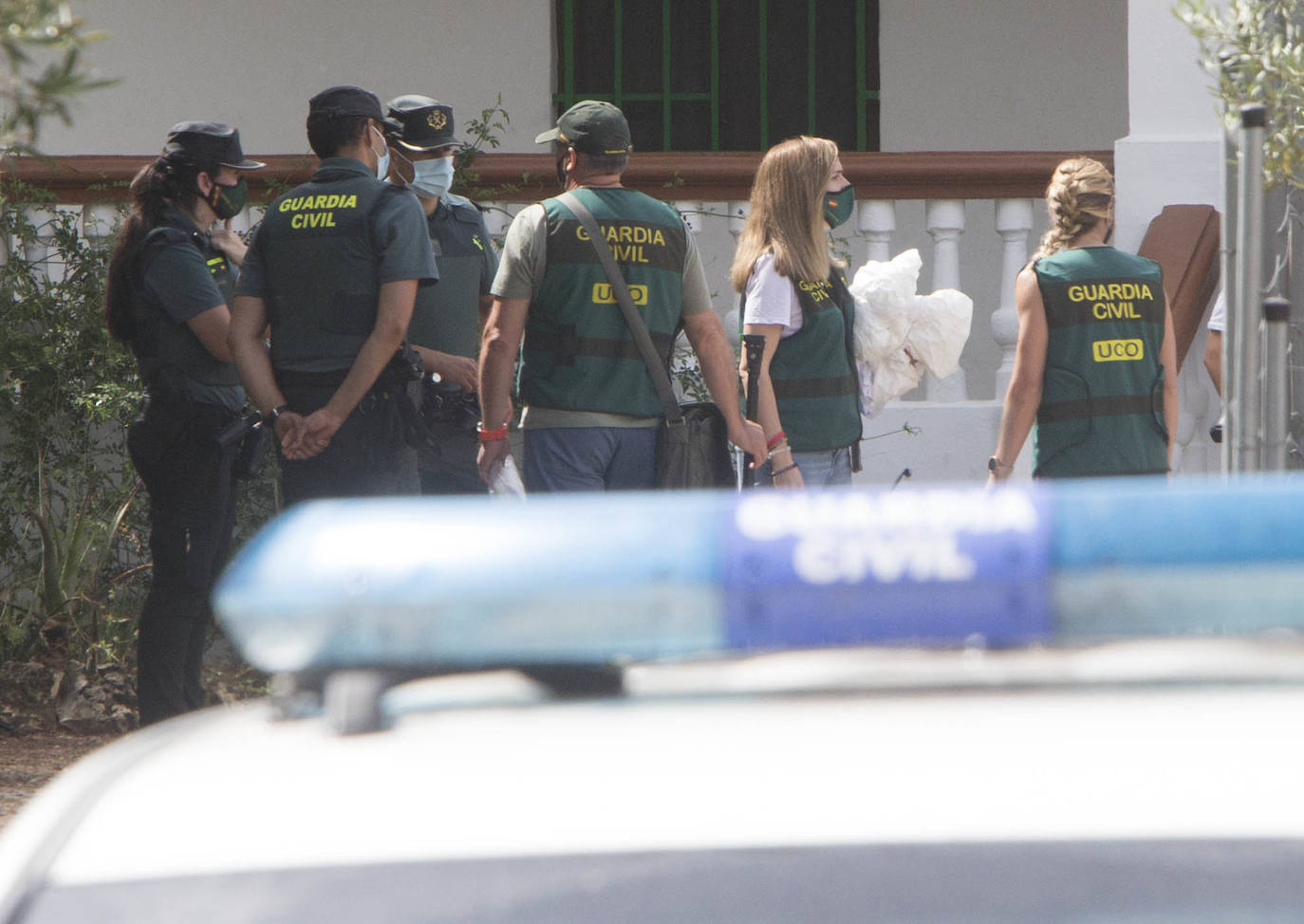 Los investigadores han trasladado al sospechoso a la parcela y han inspeccionado el terreno con perros adiestrados y un georradar en la búsqueda de restos cadavéricos, que finalmente han encontrado en un pozo dentro de la finca familiar del detenido.