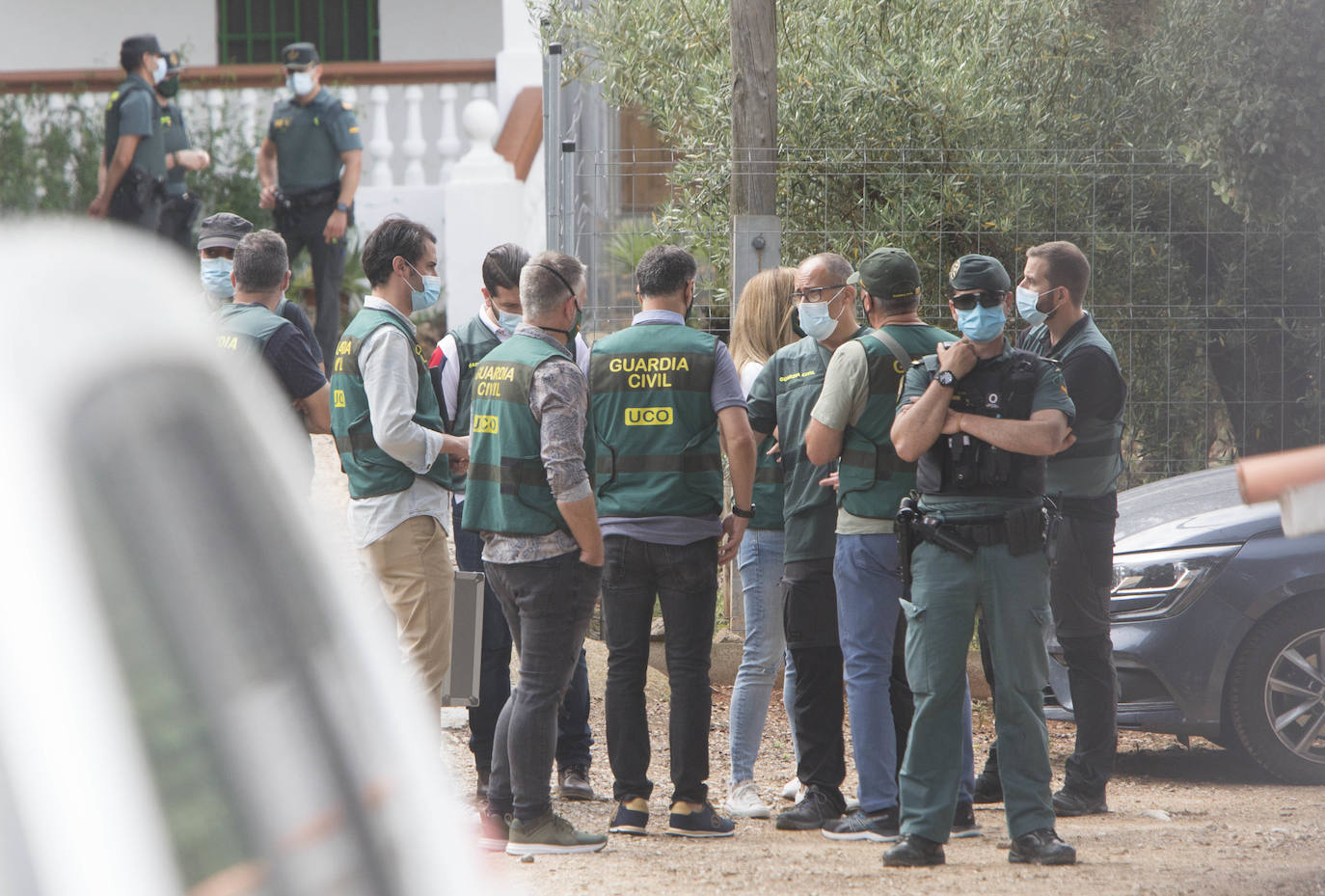 Los investigadores han trasladado al sospechoso a la parcela y han inspeccionado el terreno con perros adiestrados y un georradar en la búsqueda de restos cadavéricos, que finalmente han encontrado en un pozo dentro de la finca familiar del detenido.