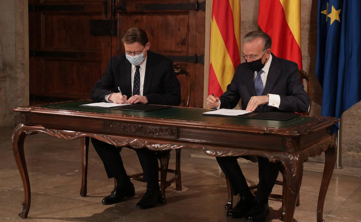 Puig y Fainé durante la firma del convenio. 