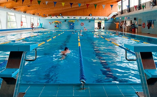 Instalación de la piscina de Ayora donde usuarios realizan algunos ejercicios. 