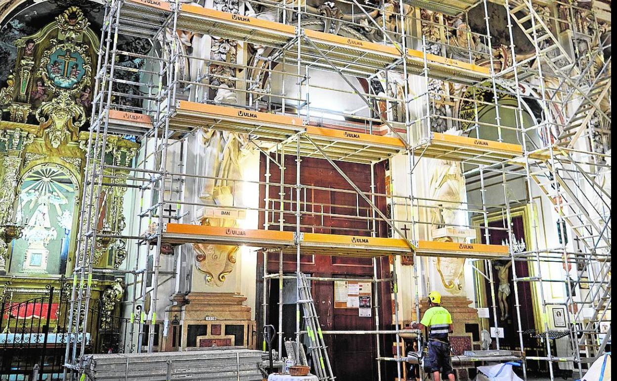 Aspoecto que ayer ofrecía el interior de la iglesia de los santos Juanes. 