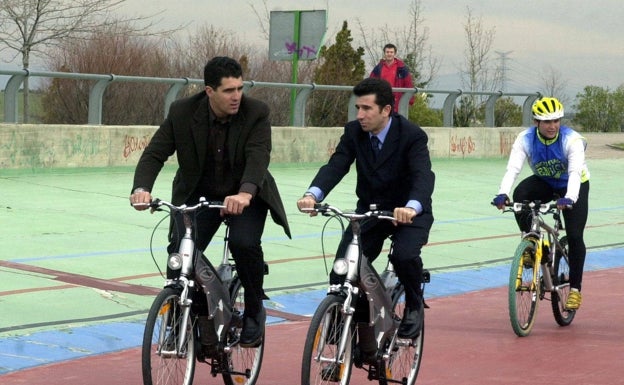 Aspar (d), junto a Miguel Indurain (i) en la inauguración de un velódromo en Alcobendas. 