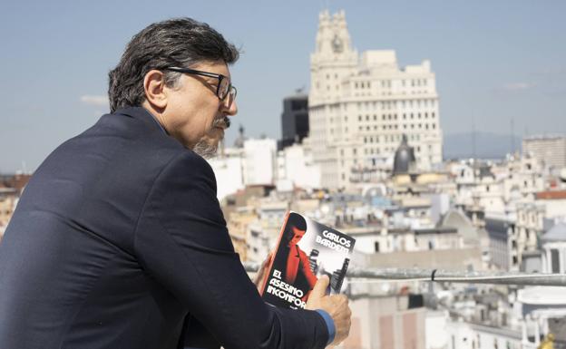 El autor posa con su nueva novela.