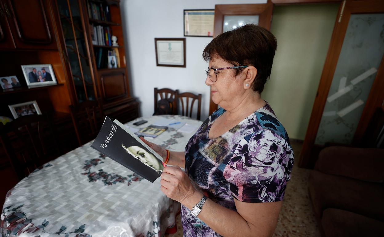 Josefa repasa su libro. En la portada una mujer llora. Es su rostro en una foto de juventud. 