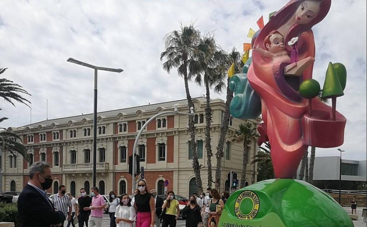 Uno de los doce ninots que se pueden ver en Alicante esta semana. 