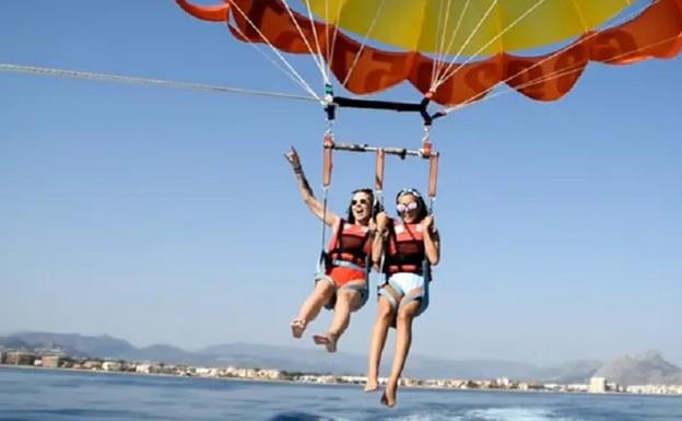 Sobrevuela la Costa Blanca en un paracaídas.