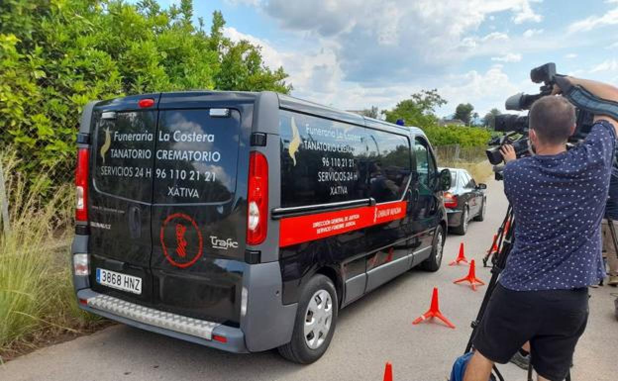 Un furgún fúnebre acude a la zona tras hallarse el cuerpo de Wafaa.