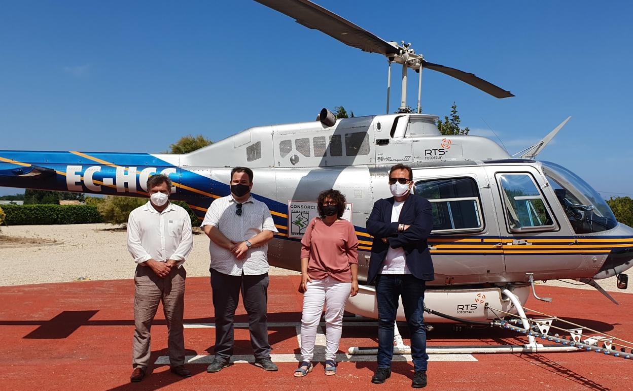 El alcalde de Sueca y varios ediles junto al helicóptero. 