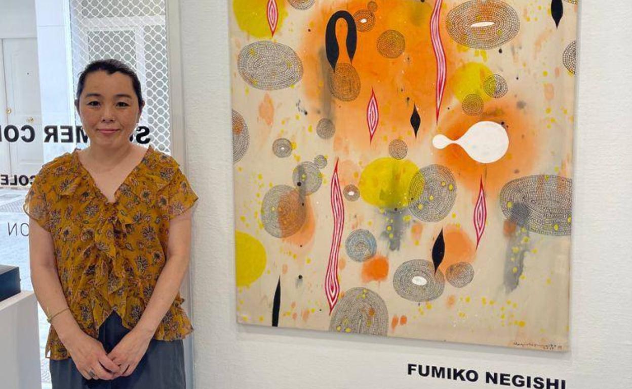 La artista Fumiko Neghisi, ante su obra en la Galería Cuatro. 