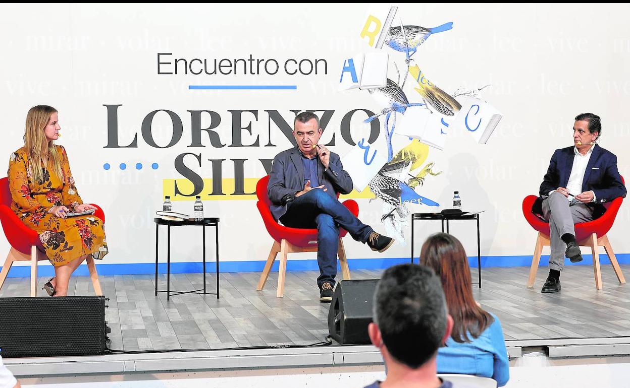 El escritor Lorenzo Silva, en el centro, junto a Carmen Velasco, jefa de la sección de Cultura de LAS PROVINCIAS, y Pablo Salazar, adjunto a la dirección del diario. 