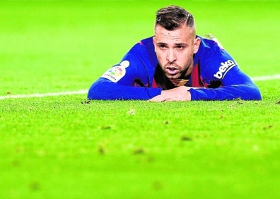 Imagen secundaria 1 - Cristiano Ronaldo, uno de los prescriptores de la raya afeitada en el lado. Jordi Alba lleva un look con raya al lado, que nos recuerda a 'Arthur' de Peaky Blinders.Sergio Ramos ha pasado de la melena a tener el pelo rapado en los laterales.