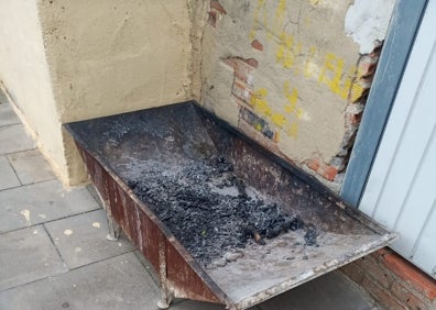 Imagen secundaria 1 - Trastos abandonados, restos de barbacoas al aire libre y zonas verdes sucias. 