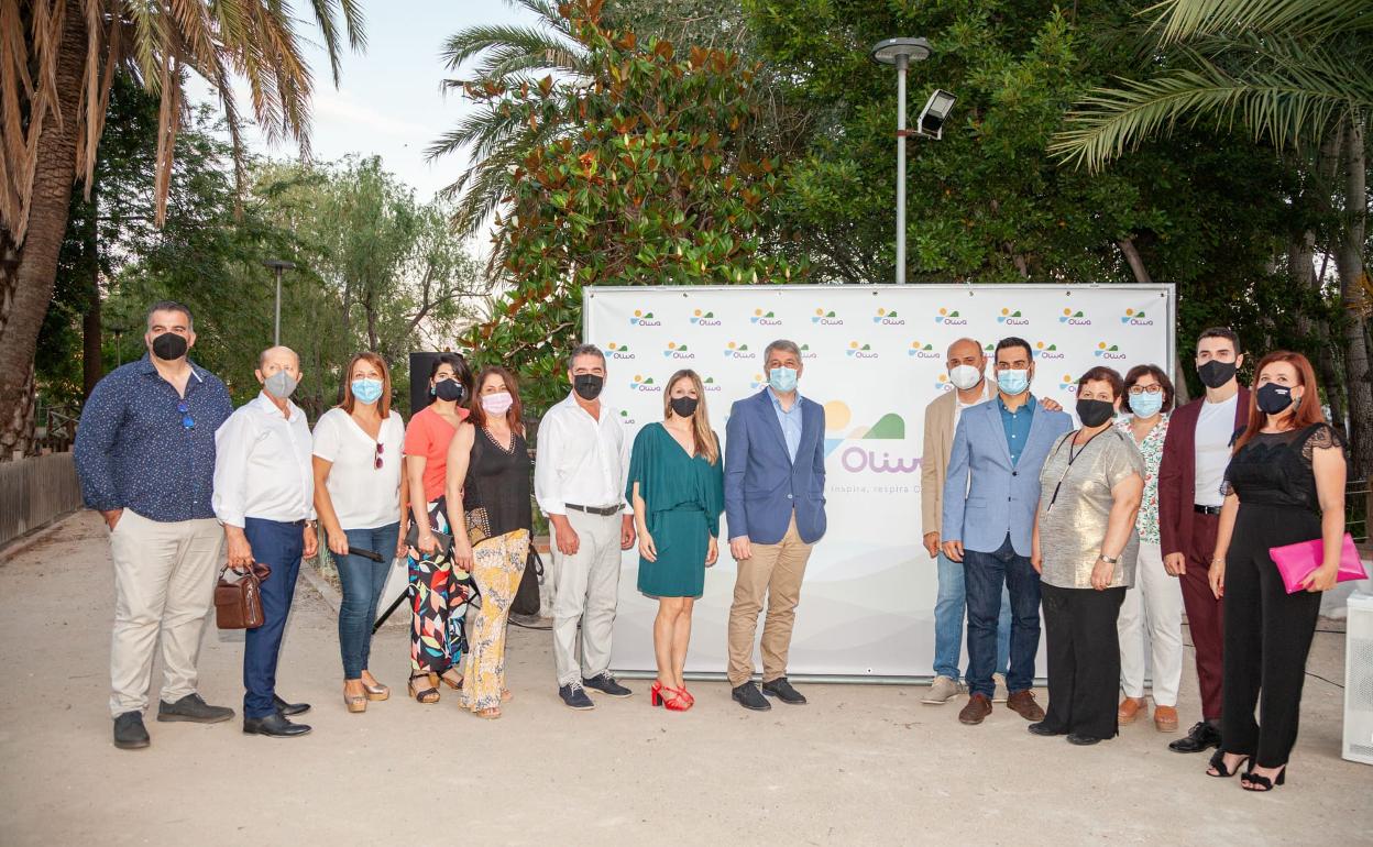 Miembros de la Corporación Municipal durante la presentación de la nueva marca turística de Oliva. 