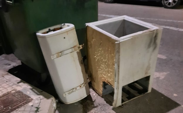 Imagen principal - Trastos abandonados, restos de barbacoas al aire libre y zonas verdes sucias. 