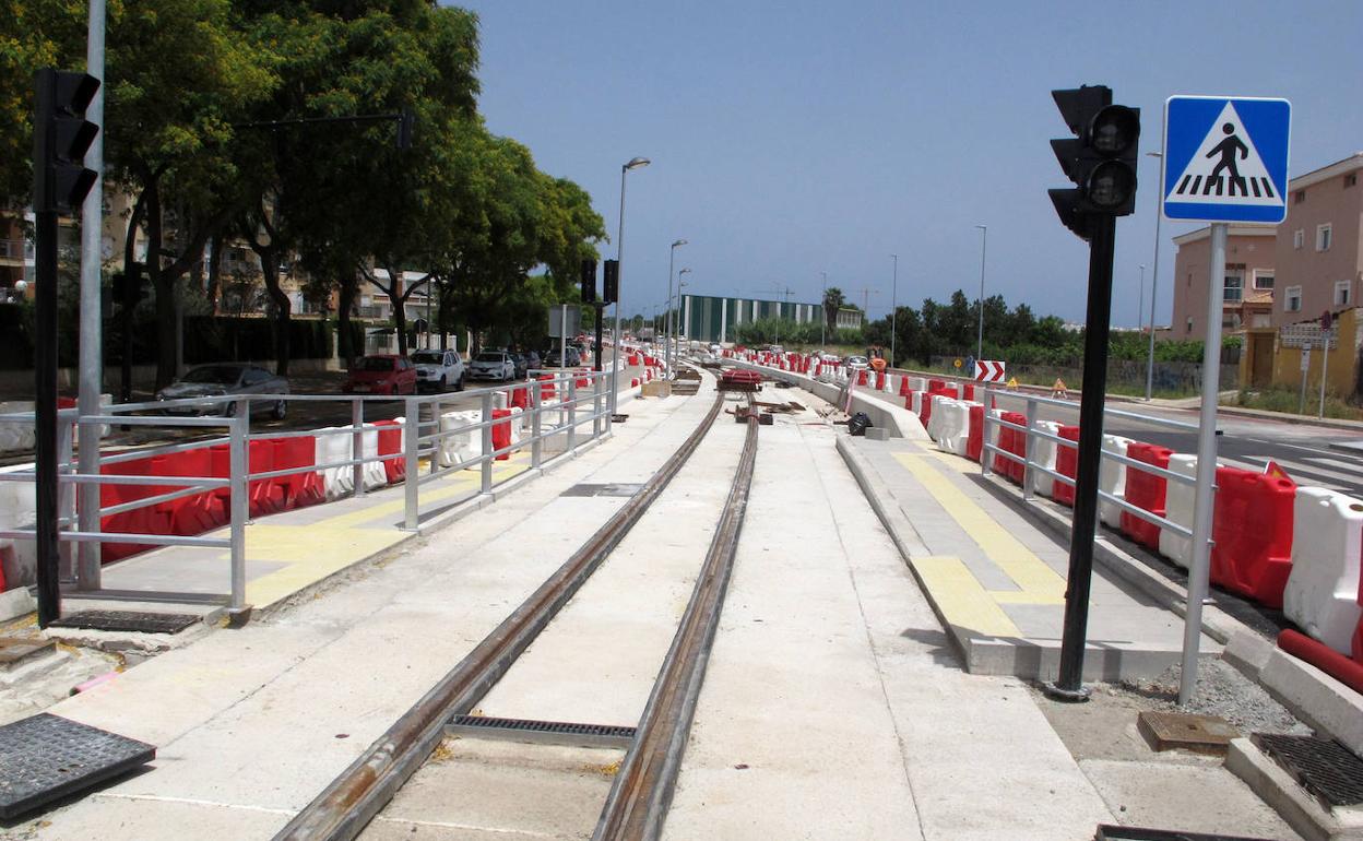 Las vías del TRAM todavía en obras, en el tramo de Joan Fuster hacia el camí Pou de la Muntanya. 