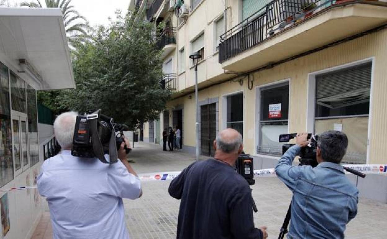 Medios a las puertas del domicilio donde ocurrió el asesinato de Isabella en 2019 en Xàtiva. 