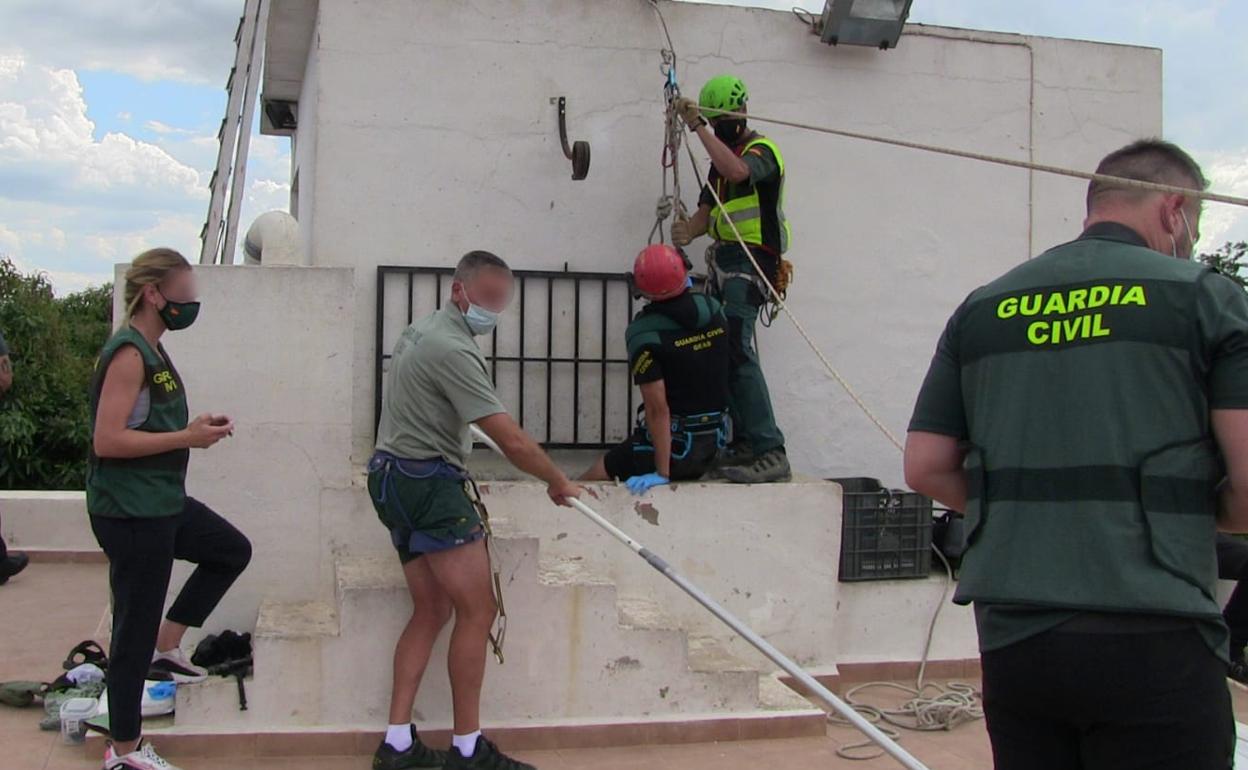 Varios guardias civiles se preparan para rescatar los restos humanos de la joven en el pozo. 