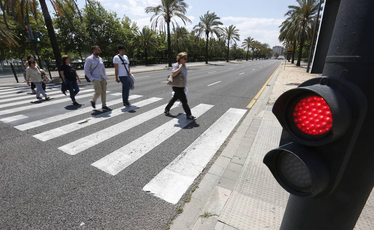 Ciudadanos cruzan por un paso de peatones.