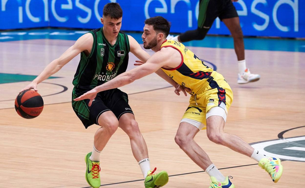 Dimitrijevic, a la izquierda, en un partido de la recién concluida temporada de la ACB. 