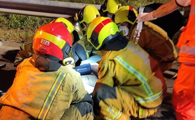 El herido ha sido traslado al hospital tras la intervención de los bomberos del Consorcio Provincial. 