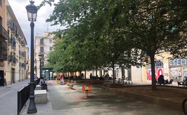 El Ayuntamiento remodela una céntrica zona de juegos infantiles de Valencia