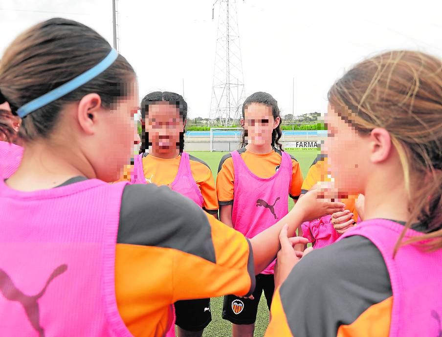 Preparación. Wedruu Koindre, junto a Candela Cloquell, atienden a Lucía García, que comparte capitanía junto a la jugadora Dania Marta Llorca. 