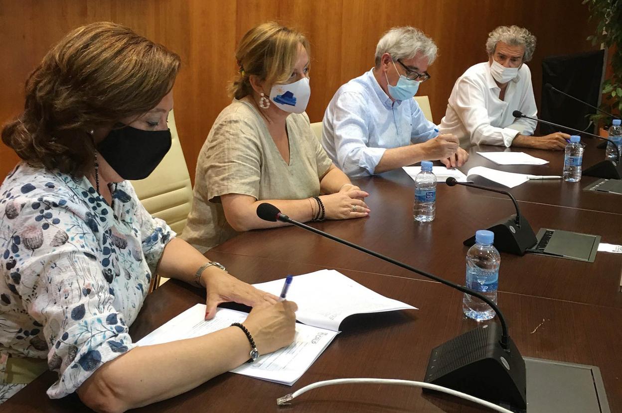 María Gómez y Ana Sala durante la firma del convenio. LP