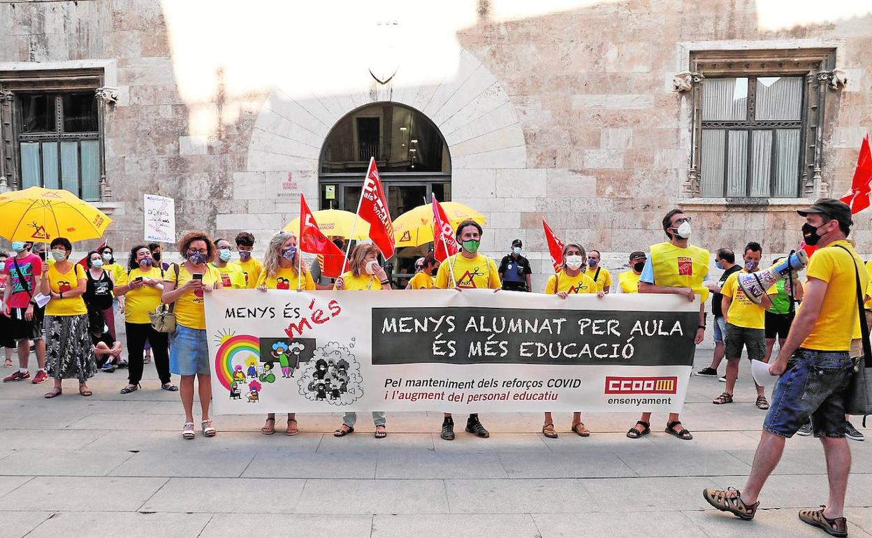 Concentración de CC.OO. PV en la plaza de Manises de Valencia. 