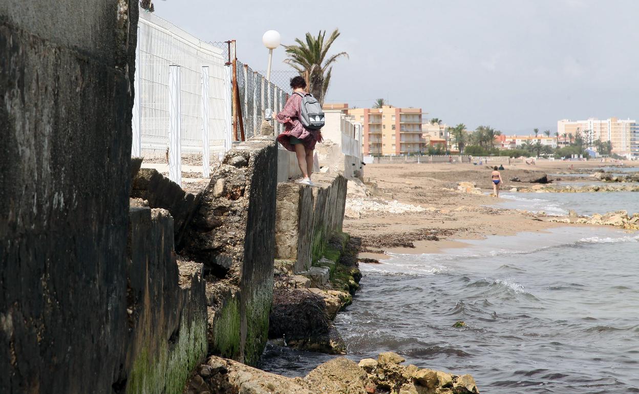 El agua llega hasta las viviendas de primera línea en la playa Blay Beach de Dénia. 