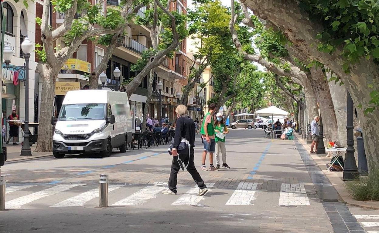 Personas paseando por Marqués de Campo y algunas de las terrazas montadas en la calzada. 