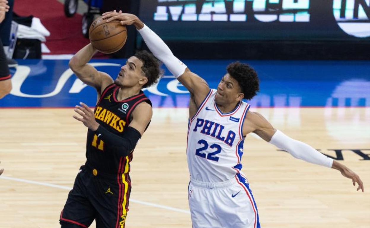 Matisse Thybulle trata de frenar a Trae Young.