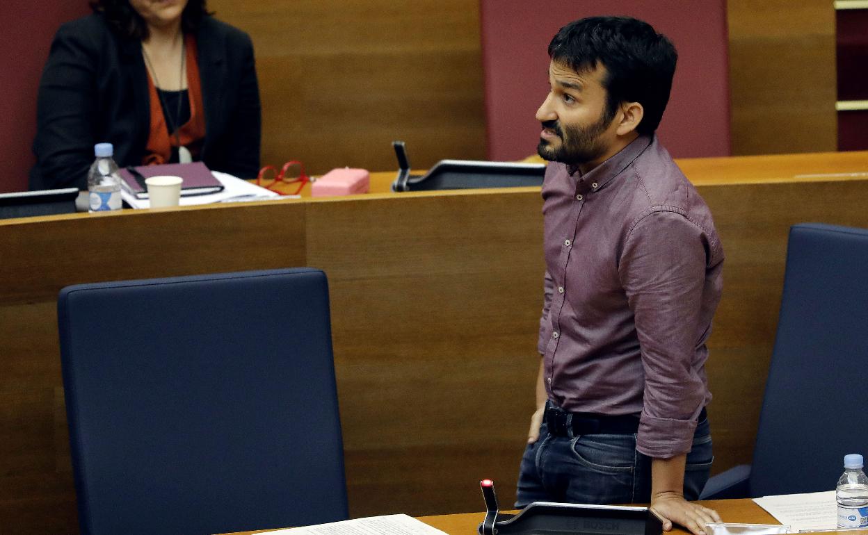 El conseller Vicent Marzà en un pleno de les Corts.