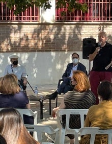 Imagen secundaria 2 - La charla con los alumnos del instituto y la visita al convento de La Purísima. 