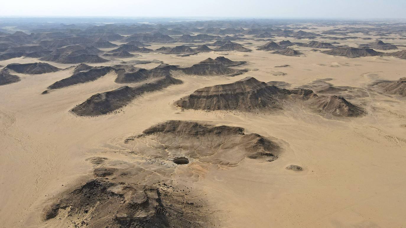 A unos 1.300 kilómetros al este de la capital Saná, cerca de la frontera con Omán, este cráter gigante situado en el desierto de la provincia de Al-Mahra tiene 30 metros de ancho y se estima que entre 100 y 250 metros de profundidad. Según el folclore local, fue creado para servir como prisión de los demonios, una superstición reforzada por los olores nauseabundos que emanan de sus profundidades. Los responsables yemeníes afirman, por su parte, desconocer lo que se encuentra abajo.